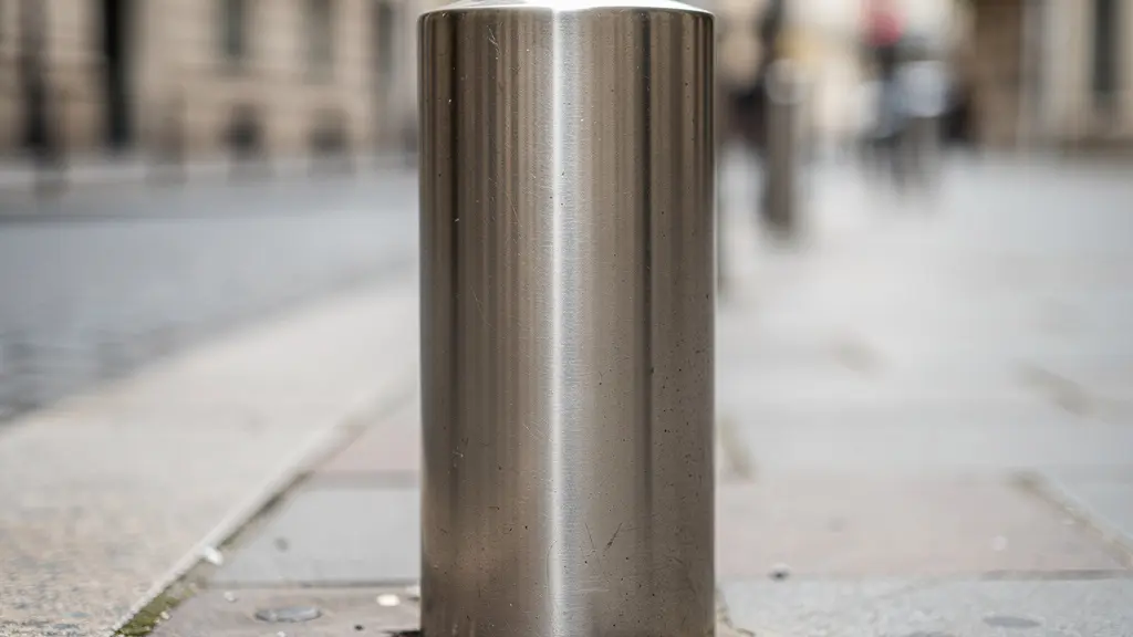 Gros plan sur la texture brossée d'un potelet en inox installé sur trottoir